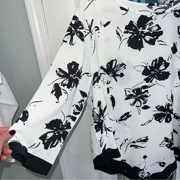 White and black floral assymetrical tunic top size 1XLg - Picture 9 of 10